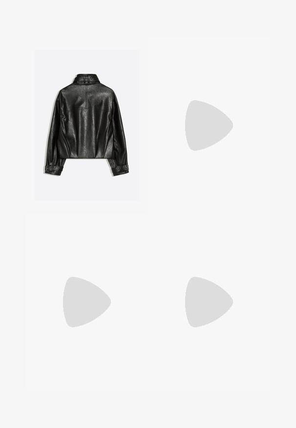 Schwarze Kunstlederjacke, von hinten gezeigt, mit hohem Kragen und verstellbaren Schnallen an den Ärmelbündchen vor einem einfarbigen Hintergrund.; Schwarzes ärmelloses Racerback-Top mit "WEEKDAY"-Label auf dem oberen Rücken, dargestellt vor einem hellgrauen Hintergrund.; Schwarze eng anliegende Leggings mit hohem Bund und glattem Stoff, flach auf einem weißen Hintergrund dargestellt.; Glänzender schwarzer Moon Boot mit rundem Zehenbereich, dicker Sohle und schwarzen Schnürsenkeln, die um den gepolsterten Knöchelkragen gebunden sind.
