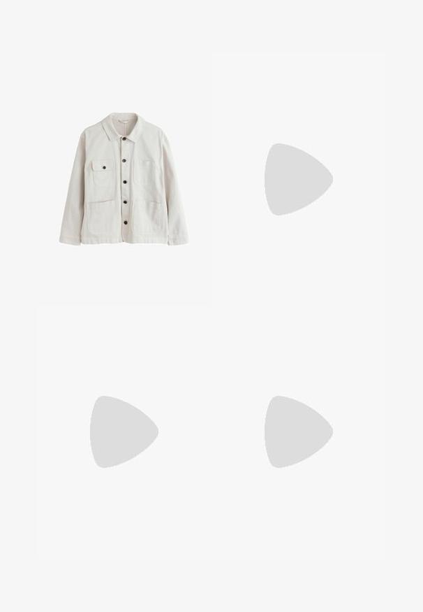 Hellbeige knöpfbare Jacke mit Kragen, zwei unteren aufgesetzten Taschen und zwei oberen Brusttaschen, eine mit Klappe und Knopf.; Schlichtes weißes Baumwoll-T-Shirt mit kurzen Ärmeln und Rundhalsausschnitt, dargestellt auf hellem grauem Hintergrund.; Hellblaue hochgeschnittene Jeans aus Denim mit geradem Bein, vorderen und hinteren Taschen sowie einem Knopfverschluss mit sichtbaren Nähten.; Weiße Leinenschuhe mit Gummisohle, ausgestattet mit sechs Ösen, einer strukturierten Zehenkappe und minimalistischer Gestaltung.