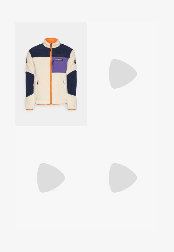 Fleecejakke i creme, marineblå og lilla med en orange lynlås. Har en lynlåset brystlomme og tekstureret stof med farveblokeret design.; Hvid bomulds T-shirt med korte ærmer, en brystlomme, og et lille firkantet logo patch i orange og hvid på lommen.; Blå denim jeans med straight leg design, høj talje, forlommer og en enkelt knaplukning. Mellem vask med let falming.; Hvid læder Nike Air Force 1 sneaker med perforeret tå, flade snørebånd og tekstureret gummisål med "AIR" branding på siden.
