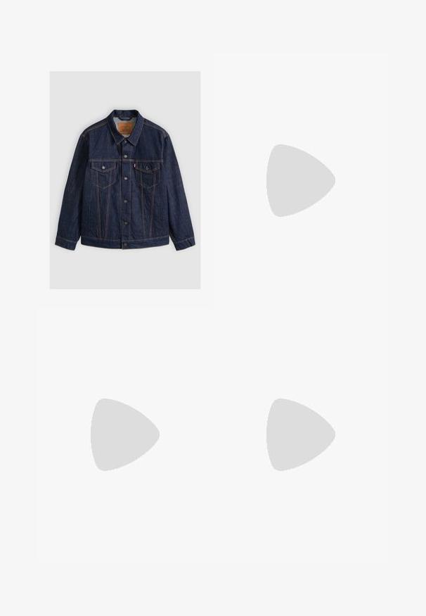 Donkerblauwe spijkerjas met knopen aan de voorkant, twee borstzakken met knopen, steekzakken en contrasterende oranje stiksels, plat neergelegd op een grijze achtergrond.; Blauwe denim shirt met een button-down kraag, lange mouwen en knopen aan de voorkant. De stof heeft een gestructureerde afwerking met een klassieke snit.; Marineblauwe broek van een katoenmix. Slim fit ontwerp met vijf zakken, een knoopsluiting en een gladde textuur.; Bruine leren wandelschoen met een ronde neus, gestructureerd oppervlak, gele veters en metalen oogjes. Heeft een robuuste zwarte rubberen zool.