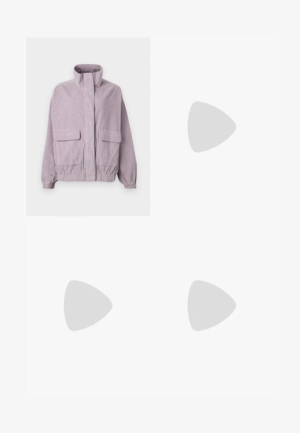 Veste en velours côtelé lilas avec un col haut, poches à rabat à l'avant, poignets élastiques et détail d'ourlet, présentée sur un fond blanc.; T-shirt en coton lilas à manches courtes, avec un graphisme de trois spirales au-dessus du texte "BILLABONG" dans une teinte plus claire.; Pantalons en velours côtelé beige avec une coupe large, texture à côtes verticales, poches avant et détail de bouton sur le côté.; Baskets en toile blanches avec semelles en caoutchouc, dotées de six œillets, d'un bout rond et de détails de couture légers, portées avec des chaussettes blanches mi-mollet.