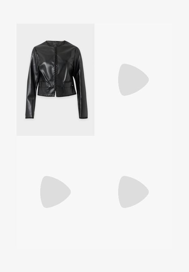 Veste noire en simili-cuir avec manches longues, encolure ronde, surpiqûres décoratives le long des bords et deux poches avant.; Débardeur noir sans manches avec logo "Diesel" en strass sur la poitrine et étiquette de marque rouge à l'intérieur de l'encolure.; Jean en denim bleu délavé avec jambes larges, poches plaquées sur le devant et double fermeture par boutons à la taille.; Botte noire en cuir, hauteur genou, avec bout pointu et talon aiguille fin, texture lisse, profil latéral sur fond neutre.