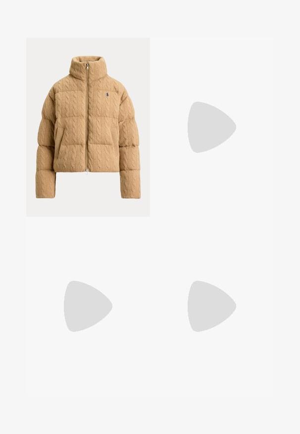 Beige kabelstrikket dunjakke med høj krave, frontlynlås, sidelommer og lille broderet logo på venstre bryst.; Sort T-shirt med korte ærmer og rund halsudskæring med lille hvidt broderet Polo Ralph Lauren-logo på venstre bryst.; Højttaljede vidde ben jeans i mellemblå denim. Har lomme lapper foran og fremtrædende syninger. Glat, blød tekstur.; Hvid lavtop sneaker med snørelukning foran, ruskind- og læderpaneler og en lysebrun gummisål på en hvid baggrund.