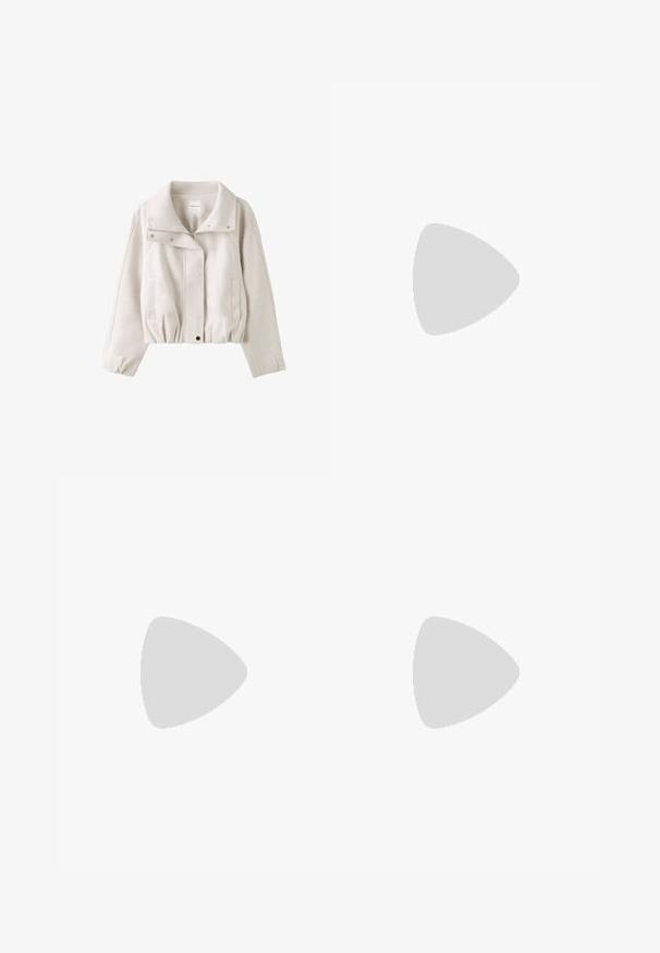Lys beige kort jakke med bred krave, lynlås foran, trykknapper, lange ærmer og to sidelommer.; Lysebrunt langærmet sweater lavet af blødt stof, med en rund halsudskæring og ribbet tekstur. Enkel, udekoreret design.; Grå brede culottestil bukser med bæltestropper, sidelommer og for-pleats, lavet af et blødt stof.; Suede slip-on sko i lys tan, med en blød pelsforing og tekstureret gummisål med en let hæl og bagestrop for nem påklædning.
