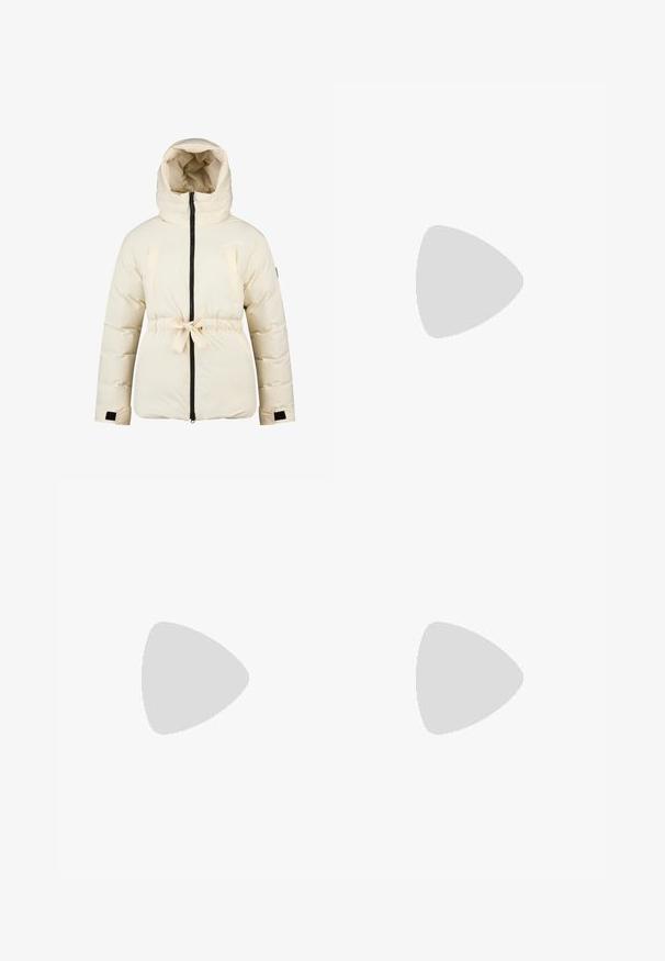 Cremefarvet polstret jakke med hætte, frontlynlås, justerbar talje bånd og velcro håndledsremme, designet til koldt vejr.; Sort isoleret overall med hætte i kunstpels, bælte i taljen og lynlåslommer i begge sider til sikker opbevaring.; Brun vandtæt støvle med quiltet grå overdel, faux pelskant, metaløjer og robust sort gummisul til godt greb.; Brune læderhandsker med fem fingre, der har en strikket beige manchet og en metalknapdetalje ved håndleddet. Generelt glat tekstur.