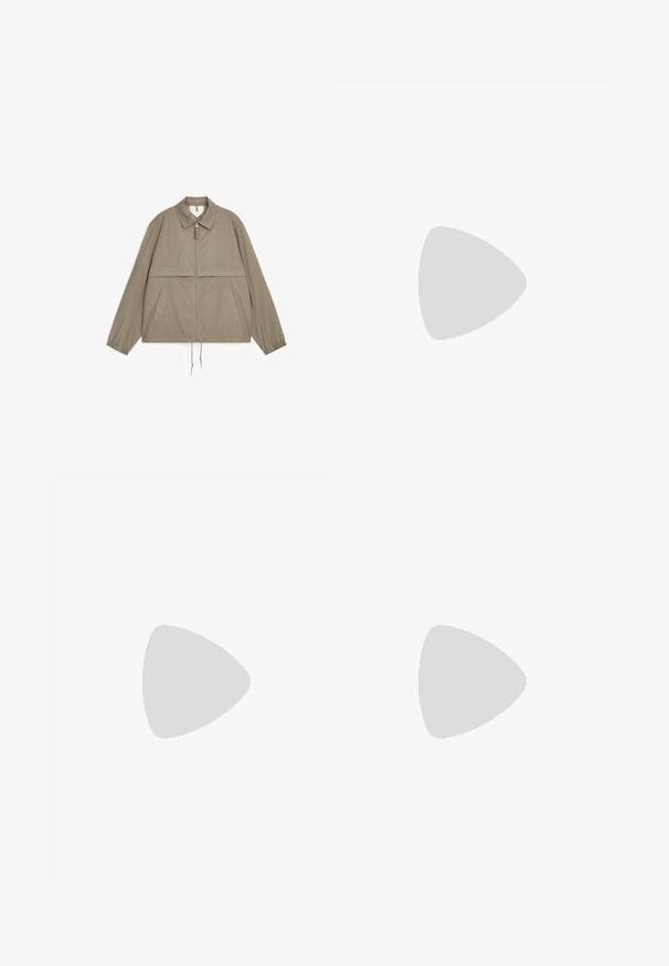 Lichtbruine jas met rits en kraag, twee voorzakken, elastische manchetten en trekkoorden aan de zoom, plat liggend op een witte achtergrond.; Beige sweater met ronde hals, lange mouwen, geribbelde boorden aan mouwen en zoom, en subtiele naaddetails op schouders en borst.; Joggingbroeken in olijfgroen gemaakt van zachte stof, voorzien van een taille met trekkoord, zijzakken en geribbelde boorden voor een goede pasvorm.; Witte leren sneaker met een glad oppervlak, ronde neus en platte witte veters. Voorzien van een gestructureerde rubberen zool en minimale ontwerpelementen.