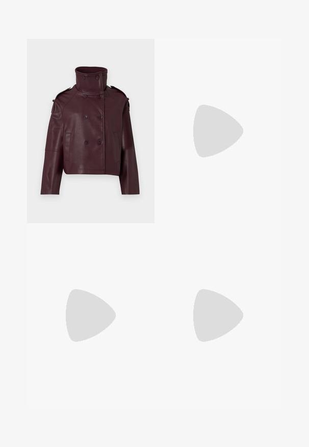 Veste double boutonnage en cuir bordeaux avec un col haut, des épaulettes et deux poches frontales. Texture lisse et coupe courte.; Haut blanc sans manches à col halter avec des bonnets triangulaires et de fines bretelles nouées autour du cou sur un fond clair uni.; Jupe marron en tissu lisse, ornée d'une dentelle noire complexe à l'ourlet avec un motif en vague. Conception mi-longue sans détails supplémentaires.; Bottes noires en cuir, montantes jusqu'au genou, avec un design plissé, un bout pointu et un talon épais, présentant une texture lisse et des coutures minimales.