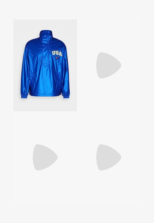 Lichtgewicht blauwe pulloverjack met hoge kraag, elastische cuffs en zijzakken. Voorzien van het "TOMMY USA" logo in groen en wit. Waterdicht materiaal.; Witte katoenen t-shirt met een relaxed fit, korte mouwen en een V-hals. Bevat twee kleine zwarte bedrukte logo's aan de linkerkant.; Lichtblauwe high-waisted recht gesneden jeans met een voorste knoop, ritssluiting, riemlussen en een vijf-pocket ontwerp op een witte achtergrond.; Witte leren sneakers met een gestructureerde afwerking en een gevoerde kraag. Voorzien van een beige rubberen zool en subtiele branding op de hiel en zijkant.