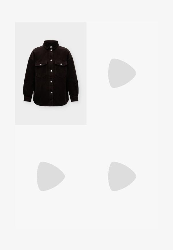 Schwarze Cordhemdjacke mit langen Ärmeln, Knopfleiste vorne mit silbernen Knöpfen und zwei Brusttaschen mit Knopfklappen.; Schwarzes Cordkleid mit durchgehender Knopfleiste, langen Ärmeln und einem Bindegürtel in der Taille. Verfügt über einen klassischen Kragen und seitliche Taschen.; Braune Lackleder-Ballerinas mit quadratischer Zehenform und Riemen mit einer kleinen goldenen Schnalle. Glatte Textur, niedriger Absatz und minimalistisches Design.; Braune Leder-Umhängetasche mit einer vorderen Klappentasche, die ein gestepptes Schleifendetail und einen verstellbaren Riemen aufweist.