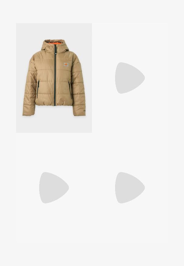 Béžová prešívaná bunda s kapucňou, čierny predný zips a vrecká, malé oranžové logo Nike na hrudi a oranžová vnútorná podšívka.; Nike Sportswear CUTOUT - Tričko s potlačou - amber brown/sail; Béžové, strihané nohavice s rovnými nohavicami, pútka na opasok v páse a hladká textúra podobná bavlne. Jednoduché a funkčné.; Biela kožená teniska s perforáciami, hnedým logom Nike a šnúrkami. Má textúrovanú podrážku a polstrovaný golier.
