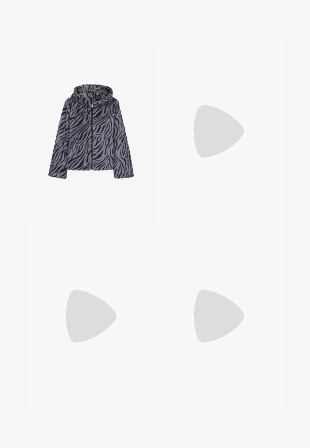 Weiche graue Fleecejacke mit Kapuze, die über ein schwarzes Zebramuster verfügt, einen durchgehenden Reißverschluss auf der Vorderseite hat und lange Ärmel besitzt.; Schwarzes ärmelloses Neckholder-Top mit tiefem V-Ausschnitt und geraffter Taille, präsentiert vor hellem, einfarbigem Hintergrund.; Schwarzer Kunstlederrock mit großen Metallschnallen, Ösenverzierungen und Fransen am Saum. Strukturierter Schnitt mit mehreren Gürteln.; Beige Slingback-Pumps mit spitzen Zehen, strukturiertem Stoff mit feinem Glitzer und einem schlanken Absatz. Kreuzriemen sorgen für ein einzigartiges Detail.