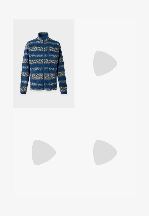 Μπλε μπουφάν fleece με ολόκληρο φερμουάρ, υψηλό γιακά, γεωμετρικό μοτίβο με οριζόντιες ρίγες, τσέπη στο στήθος και ελαστικά μανσέτα.; Μπεζ κοντομάνικο T-shirt Dickies με μικρό πορτοκαλί και μαύρο λογότυπο στο αριστερό στήθος, λαιμόκοψη crew, απλό σχέδιο.; Φαρδιά τζιν σε ανοιχτό μπλε χρώμα από denim με αντιθετικές επιδιορθώσεις. Διαθέτουν κούμπωμα με κουμπιά μπροστά και μικρό λογότυπο σε μπατζάκι τσέπης στην πλευρά.; Μαύρα και γκρι αθλητικά παπούτσια με ανώτερο μέρος από δίχτυ και σουέτ, διαθέτοντας λευκή ενδιάμεση σόλα, κορδόνια και έντονο λογότυπο "N" στο πλάι.