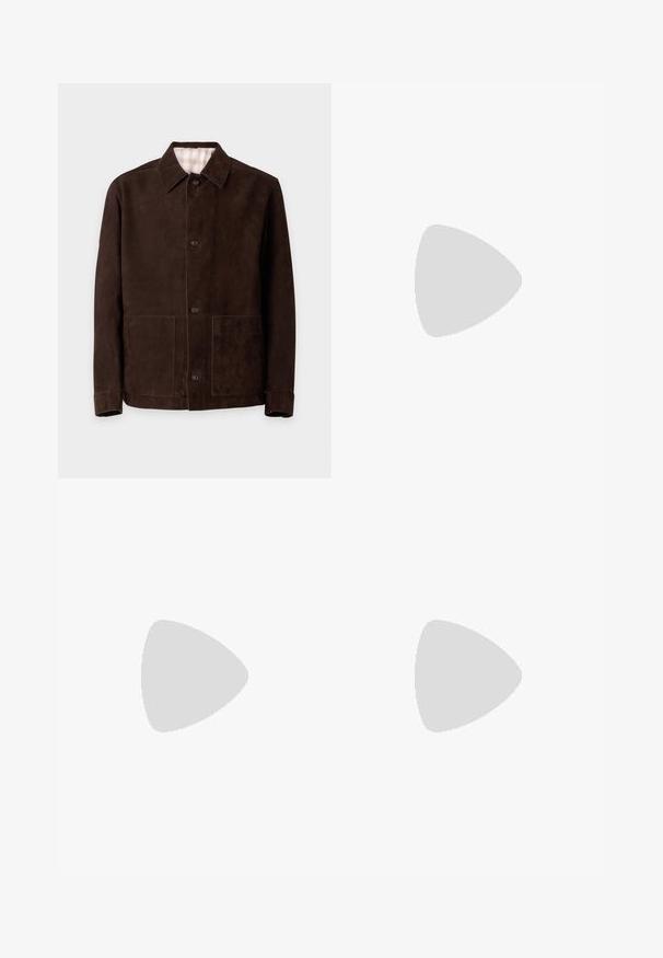 Veste en daim marron foncé avec fermeture à boutons sur le devant, col étalé, manches longues et deux poches plaquées devant sur un fond uni clair.; T-shirt en coton vert clair à manches courtes, col rond et petit logo brodé sur la poitrine gauche.; Pantalons cargo beiges en coton avec une coupe droite, dotés de poches latérales et d'une fermeture à bouton à la taille. Texture lisse, sans motifs.; Bateau en daim marron avec une semelle en caoutchouc crème, un détail de lacet et un contraste de couture, présentant un design à profil bas et une construction légère.