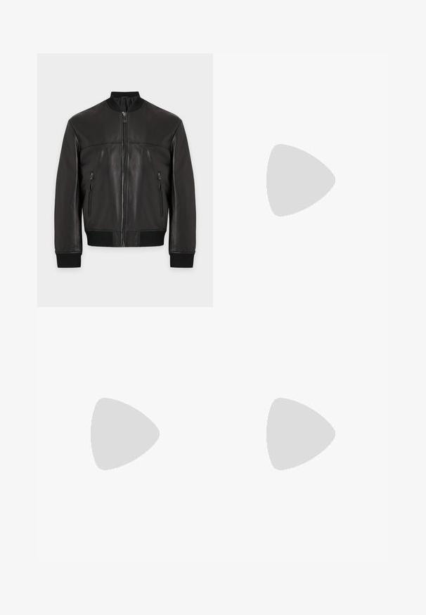Blouson bomber en cuir noir avec fermeture éclair devant et deux poches zippées, col, poignets et taille côtelés.; T-shirt noir à manches courtes avec col rond, petit logo blanc "ICEBERG" centré sur la poitrine sur un fond uni.; Shorts en denim noir jusqu'au genou avec poches avant, passants pour ceinture, fermeture par bouton et surpiqûres contrastantes jaunes.; Mocassin pour homme en cuir noir avec pompons, bout arrondi, petit talon et languette à l'arrière, présenté de profil sur un fond gris clair.