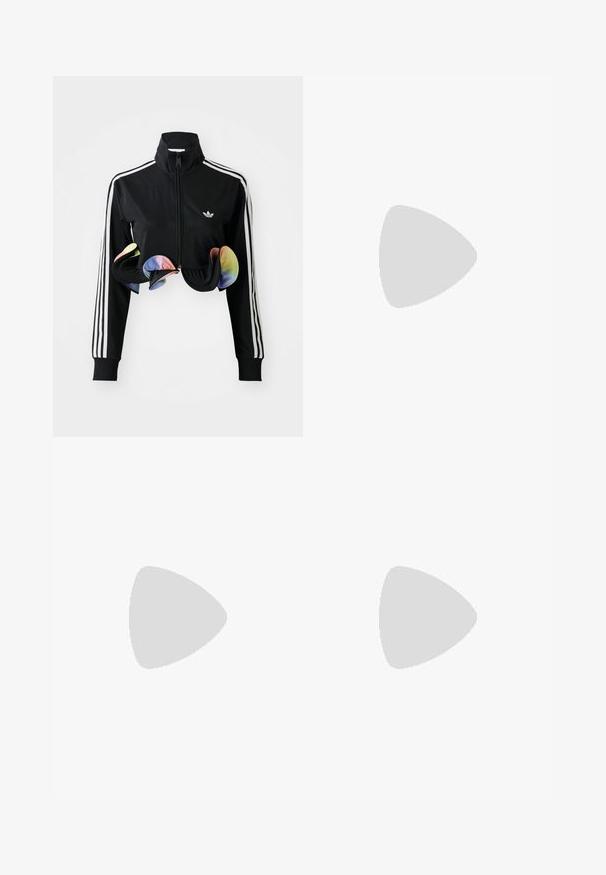 Sort zip-up jakke med høj krave, hvide sidelister og farverige volanger ved kanten. Lavet af glat, strækbart stof.; Sort mesh halter crop top med tekstureret design. Har pink accentstriber og en lille logo foran. Lukning med bånd bagpå.; Sorte træningsbukser med en bred flared design. Har farverige, flæset nederste kanter og hvide sidelister. Lavet af strækstof.; Hvid sko med en lyserød ruskindforfod, sorte striber og en velcrorem. Har en lys gummi sål og et logo på siden.