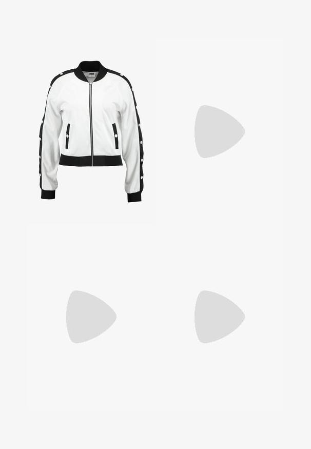 Hvid bomberjakke med sorte accenter, lynlås foran, ribbede manchetter og trykknapdetaljer på ærmerne. Glat tekstur og cropped design.; Sort udenærmet kjole med tynde stropper, tætsiddende design, lavet af glat stof, knælang med en simpel, udekoreret stil.; Sorte høj-top sneakers med hvide snørebånd, et hvidt logo og kontrasterende hvid syning. Har en tyk hvid sål og struktureret ruskindsoverdel.; Pilgrim Øreringe - gold-coloured