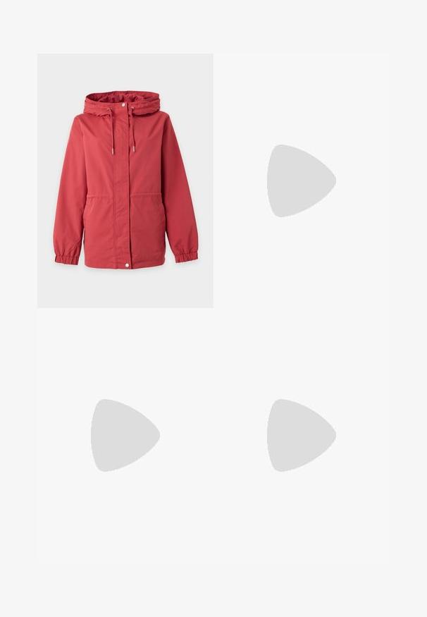 Rood capuchonjack met voorrits, drukknopen, trekkoord in de capuchon, elastische manchetten en zijzakken op een effen achtergrond.; Beige oversized katoenen T-shirt met korte mouwen, ronde hals en rechte zoom op een effen lichte achtergrond.; Blauwe denim wijde broekspijpen met een witte trekkoord in de taille en klassieke vijfzakkenstijl.; Zwarte leren kniehoge laarzen met een soepele textuur, dikke zolen en zijritsen. Het ontwerp heeft subtiele naaddetails.