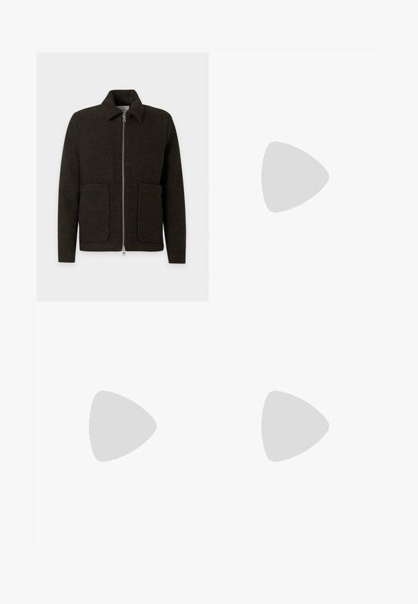 Mørkegrøn uldjakke med lynlås, krave og to forreste lommer, vist på en lysegrå baggrund.; Brun strikket sweater med rund hals, lange ærmer og ribbede manchetter. Blød tekstur, glat finish og en afslappet pasform.; Blå jeans med lige ben i denim med klassisk fem-lomme-design og knaplukning, med subtile falmede detaljer på lår og knæ.; Lavtop brun læder sneaker med cremefarvede snørebånd og tyk cremefarvet gummisål vist i sideprofil på hvid baggrund.