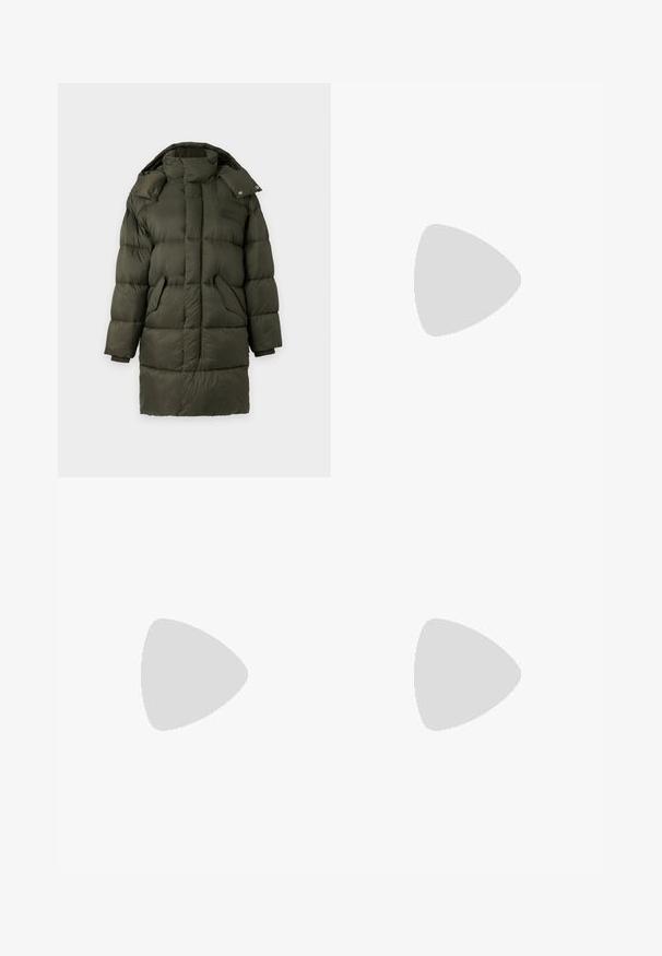 Lang mørkegrøn vinterjakke med hætte, to forlommer med klap og ribmanchetter på enkel lys baggrund.; Sort bomulds t-shirt med rund hals og korte ærmer. Enkel design, ingen mønstre eller detaljer, med lige skæring ved taljen.; Sorte denim jeans med høj talje og bred ben-design. Har fem lommer og en subtil falmet tekstur med kontrastfarvet syninger.; Sorte læder ankelstøvler med en blank finish, der har et fold-over design, trykknapdetalje og en chunky sål.