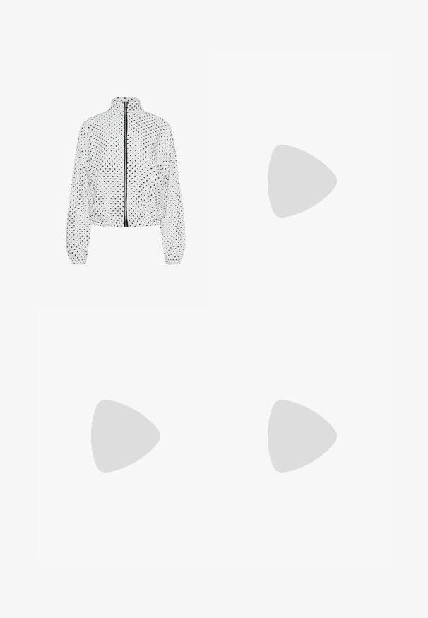 Veste blanche à manches longues zippée avec des pois noirs, col montant, poignets élastiques et ceinture élastique, présentée sur un fond uni.; Pull en maille gris clair avec un col, fermeture à boutons sur le devant et ourlet et poignets côtelés. Texture douce et design décontracté.; Pepe Jeans W11 BOYFRIEND J LW - Jean droit - oz blue rigid denim; Bottines à talons hauts en cuir marron foncé avec un bout pointu et un talon carré, associées à un pantalon noir et un manteau gris.