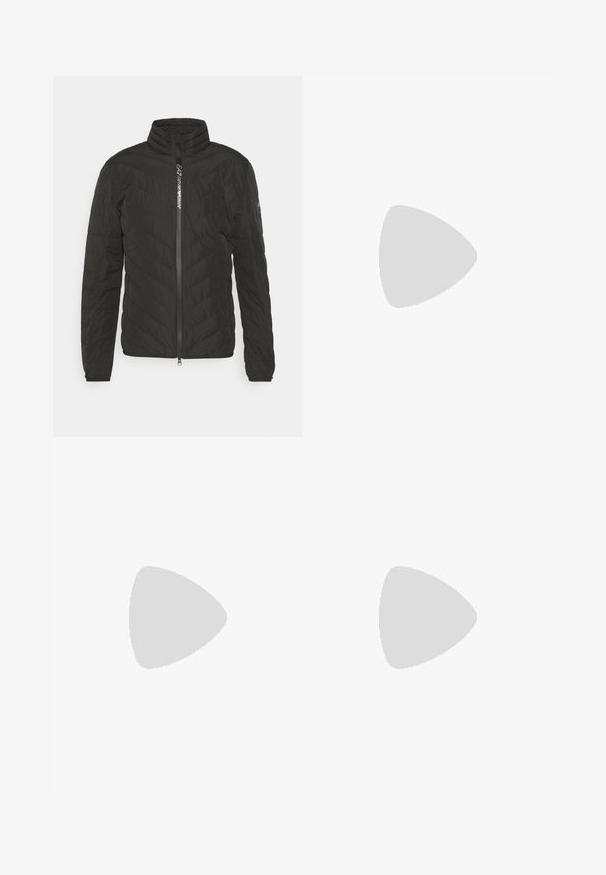 Zwarte gewatteerde jas met een hoge kraag, ritsluiting en diagonale gestikte patroon. Gladde stof met zijzakken en reflecterend logo detail.; Witte katoenen t-shirt met een ronde hals en korte mouwen, met een zwart en gouden logo patch op de linkerkant van de borst. Glad textuur.; Donkerblauwe spijkerbroek met een rechte pijpdesign, vijf zakken en een klassieke knoop- en ritsluiting. Voorzien van contraststiksel.; Zwarte leren Chelsea boot met elastische zijpanelen, een ronde neus en een lage hak. Gladde textuur met een minimalistisch ontwerp.