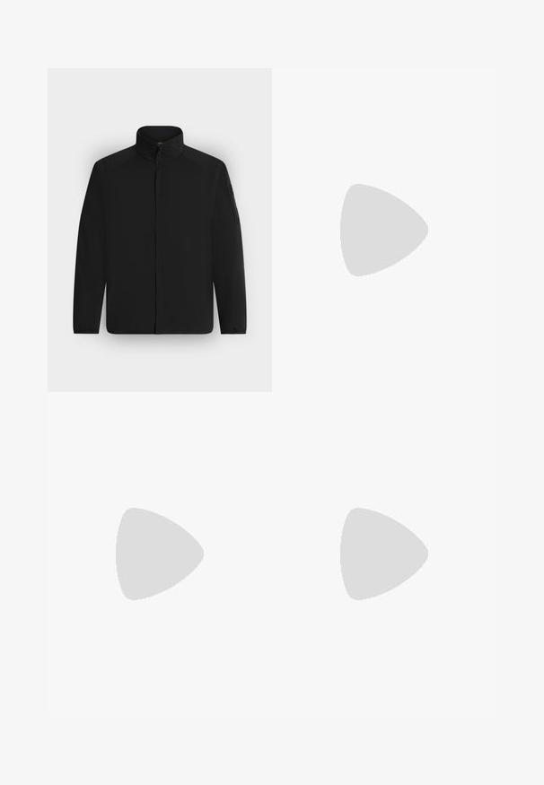 Schwarze Jacke mit hohem Kragen, langen Ärmeln, verdecktem Frontreißverschluss und Reißverschlusstasche am linken Oberarm, auf hellem Hintergrund präsentiert.; Langärmliges, hellgrau gestreiftes Polohemd mit zwei braunen Knöpfen und Kragen, flach auf einem weißen Hintergrund dargestellt.; Helle blaue Baumwollshorts mit elastischem Bund. Einfaches, einfarbiges Design und offener Saum. Logo-Verzierung am unteren Saum.; Schwarzer Lederloafer mit weißer Sohle, der auf einem beigen Teppich in der Nähe eines runden braunen Holzbeins eines Tisches ruht.