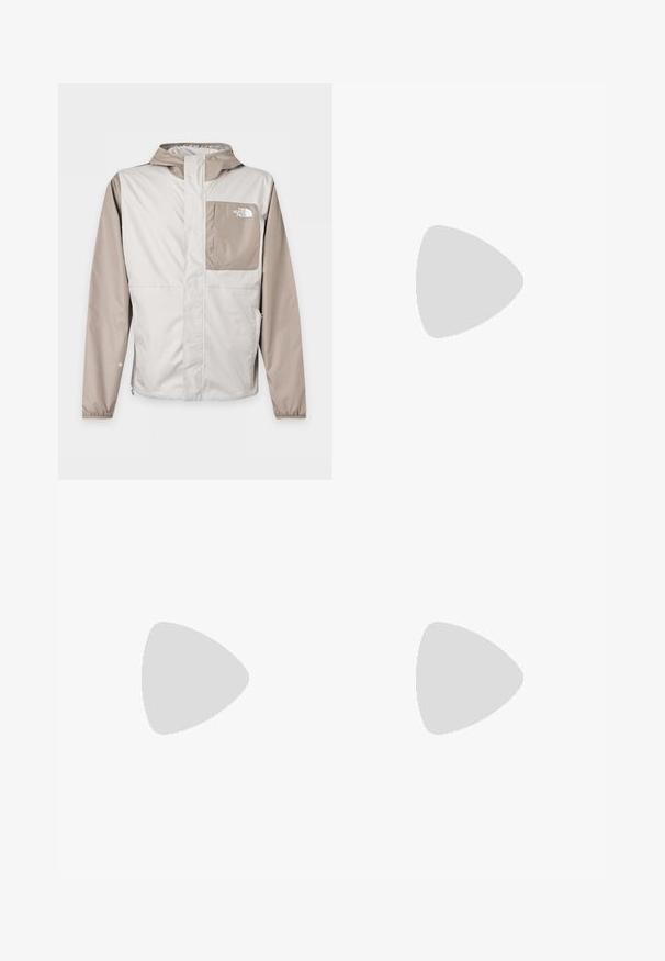 Chaqueta cortavientos beige y gris claro con capucha, bolsillo frontal en el pecho con el logo de The North Face y cierre frontal completo con cremallera.; Camiseta blanca de manga corta con pequeño logo marrón de New Balance en el pecho y texto "New Balance Athletics" cerca del dobladillo inferior.; Pegador BARROW - Vaqueros holgados - sand washed blue; Bota de tobillo de cuero marrón con cuello negro, cordones amarillos y suela beige. Presenta un logotipo y detalles de costura blanca. Suela exterior con tracción robusta.