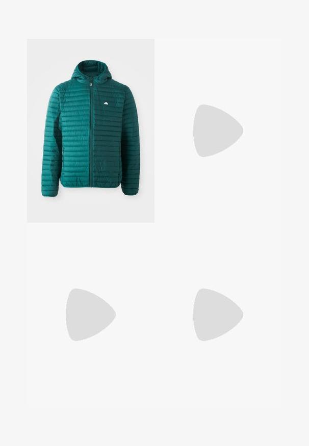 Chaqueta acolchada de color azul verdoso, diseño acolchado con rayas horizontales, cremallera frontal y capucha. Presenta un pequeño logotipo en el pecho. Textura ligera.; Camisa blanca de manga larga hecha de algodón, con un bolsillo en el pecho que lleva un parche de logo cuadrado. Diseño sencillo con escote redondeado y mangas con puños.; Jeans de mezclilla azul en un corte relajado con pierna recta, que cuentan con bolsillos delanteros y traseros y un cierre de botón en la cintura.; Zapatillas deportivas en negro y gris con parte superior de malla y ante, que cuentan con una entresuela blanca, cordones y un llamativo logo "N" en el lateral.