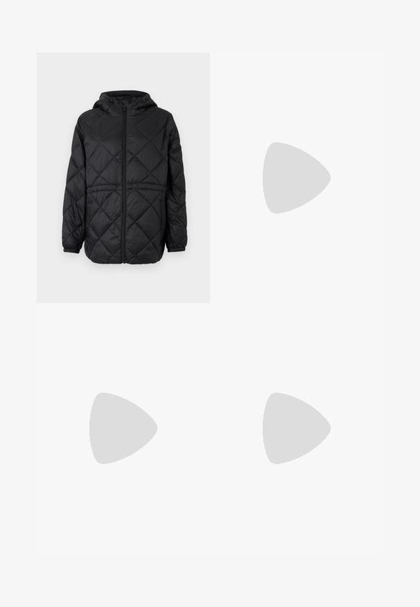 Sort quiltet pufferjakke med hætte, frontlynlås og elastiske manchetter. Har et lineært diamantmønster på det ydre stof.; Lys grå ribbet sweater med lange ærmer, der har en sort kant ved den høje halsudskæring og kanten. Blød tekstur og afslappet design.; Blå denim jeans med vide ben, flettet linning, knap foran og lommer, vist på ensfarvet baggrund.; Hvide ankelstøvler med pelsfor og en kraftig gummisål, der har snørebånd og metalhardwaredetaljer. Blød tekstur og varm isolering.