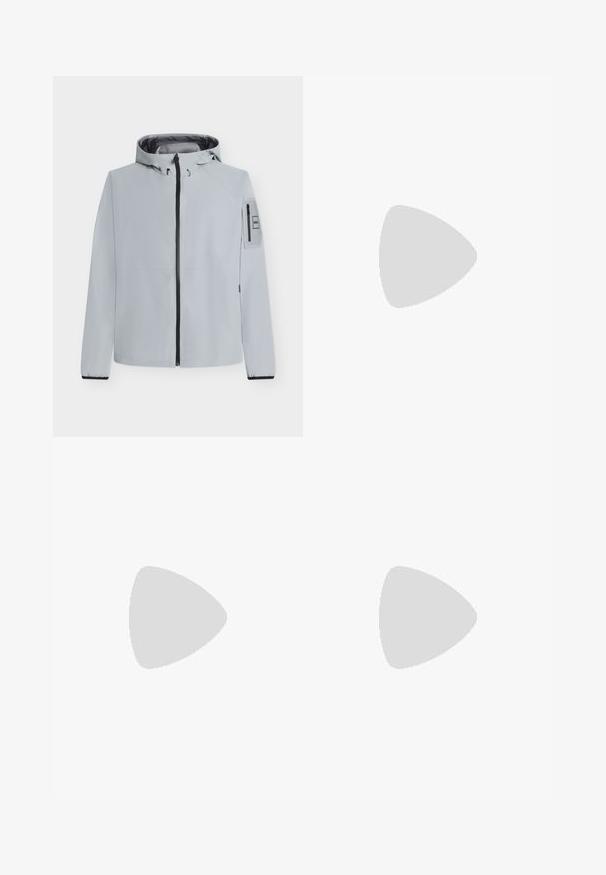 Chaqueta con capucha de color gris claro con cremallera negra, mangas largas y pequeño bolsillo con cremallera en el brazo izquierdo con etiqueta.; Sudadera negra con capucha y media cremallera, que cuenta con un patrón gráfico texturizado en las mangas y una impresión de logo en verde oscuro en el pecho.; Vaqueros de pierna ancha en azul desgastado, con diseño de cinco bolsillos, cierre de botón y costuras en contraste. Texturizados, con un ligero aspecto desgastado.; Zapatilla negra de cuero baja con suela negra, cordones negros y un ojal dorado cerca de la parte superior, vista en perfil lateral.