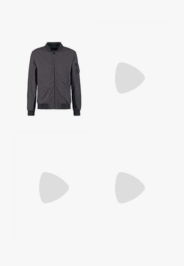 Veste bomber noire avec fermeture éclair à l’avant, col, poignets et bas côtelés, plus une poche zippée sur la manche gauche.; T-shirt en coton noir arborant un graphique de baskets suspendues à une ligne sur un fond clair, avec le texte "WEEKEND OFFENDER" en dessous.; Shorts en coton noirs à coupe droite, longueur genou, arborant un logo de marque visible sur l'ourlet et une texture lisse.; Chaussures de sport noires en mesh et matériaux synthétiques, présentant un design ondulé distinct, une semelle en caoutchouc noire et des accents réfléchissants.