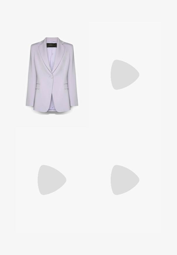 Lyselilla en-knaps blazer med hakrevers, klaplommer og glat foer, mærket Elena Mirò, vist mod hvid baggrund.; Lyserød striktrøje med rund hals, lange ærmer og ribbede manchetter og kant. Har en glat tekstur og klassisk pasform.; Skræddersyede bukser i blødt pink stof med høj talje, skarpt pres, og enkelt knaplukning for et strømlinet udseende.; Hvid lavtop lædersneaker med beige sål, snøredesign og subtile syede mønstre på neutral baggrund.