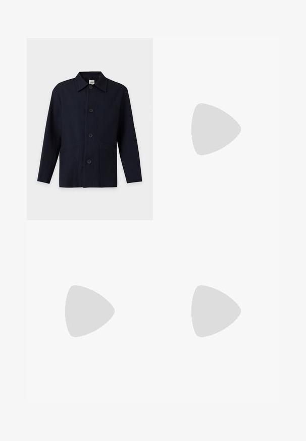 Donker marineblauw button-up jack met lange mouwen, kraag en twee voorzakken op een effen achtergrond.; Witte polo shirt met een geweven ribstof, een kraag en drie kleine knopen aan de voorkant. Korte mouwen en een rechte zoom.; Donker marineblauwe rechte broek met knoop- en ritssluiting, riemlussen en een strak, op maat gemaakt ontwerp.; Zwarte leren loafers met een gestructureerde afwerking, voorzien van een decoratieve voorstrik en een afgeronde neus. Rubberzool voor duurzaamheid.