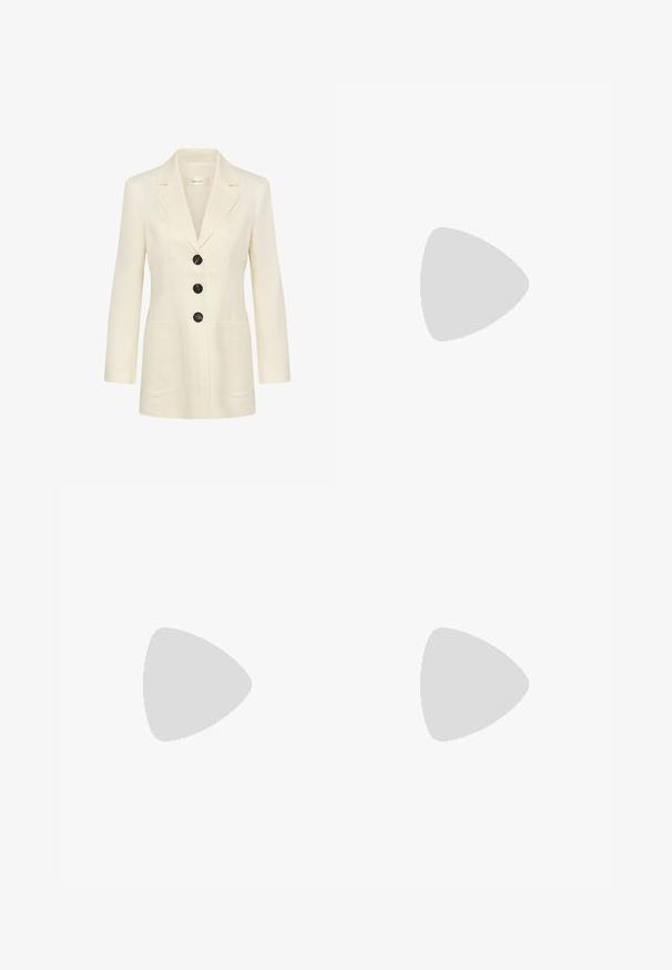 Crèmekleurig colbert met een reverskraag, drie zwarte knopen aan de voorkant en twee grote voorzakken.; Grijze, gestructureerde blouse met korte mouwen en een V-halslijn, met een licht gebogen zoom. Heeft plissé voegen bij de halslijn en is gemaakt van een lichtgewicht stof.; Zwarte broek met een tailormade ontwerp, voorzien van zijzakken en een rechte pijp. Gemaakt van een soepele, lichte stof met een strakke afwerking.; Zwarte leren sandaal met open teen, enkelriem en lage blokhak zwevend boven asfalt vlakbij een betegelde muur.