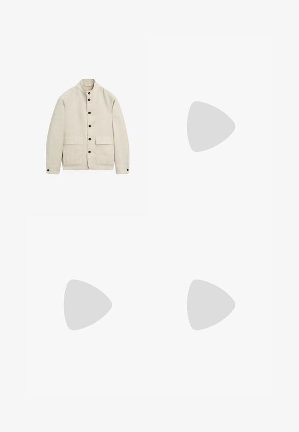 Hellbeige Leinenjacke mit Stehkragen, sechs schwarzen Knöpfen vorne und zwei großen vorderen Klappentaschen.; Beiges Kurzarm-Hemd mit durchgehender Knopfleiste, Camp-Kragen, fünf Knöpfen vorne und Markenetikett innen am Kragen.; Beige Leinenhosen mit geradem Bein, Kordelzugbund und dezent strukturiertem Finish. Vorderfalten verleihen dem klassischen Stil Detail.; Beige Wildlederschuh mit Schnürdesign, gestickten Details und Gummisohle. Die Form ist lässig mit einem leichten Keilabsatz.