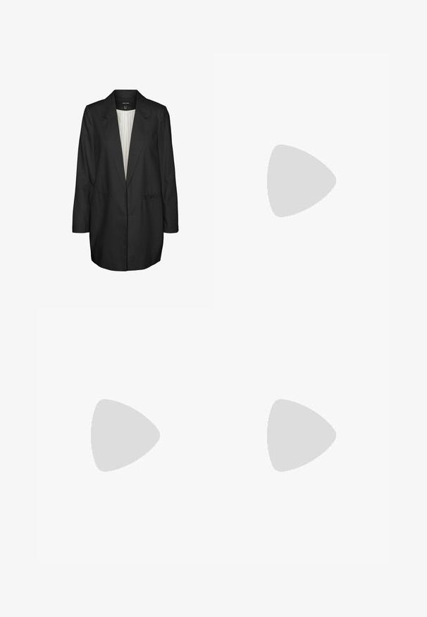 Blazer noir ajusté en tissu lisse. Présente un col cranté, des manches longues et deux poches avant. Doublure intérieure en tissu léger.; Haut blanc à manches courtes avec un décolleté carré, fabriqué en tissu à texture côtelée. Présente une petite étiquette logo rouge en bas à gauche.; Shorts en jean noir à taille haute, avec deux poches avant et une fermeture à bouton. Présente une texture délavée et un ourlet net.; Chaussures plates en cuir noir avec un bout pointu, des côtés ouverts et une petite bride de cheville ornée d'une boucle argentée.