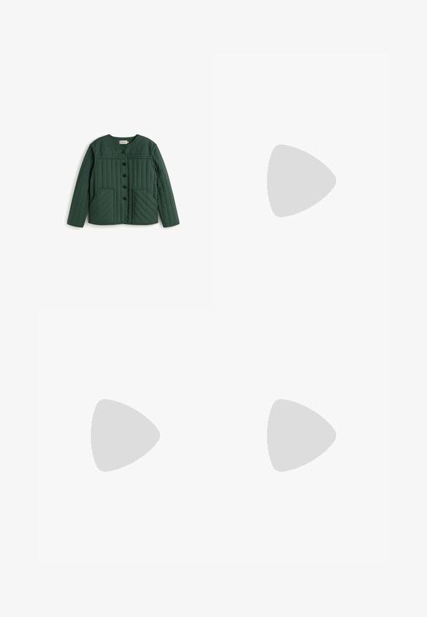 Gepatchte grüne Jacke mit Rundhalsausschnitt, Knopfverschluss und zwei vorderen Taschen. Verfügt über horizontale und diagonale Nahtmuster.; Langärmliges, geripptes Oberteil in Off-White, mit Rundhalsausschnitt und figurbetontem Design. Hergestellt aus einem weichen, glatten Material mit einer dezenten Textur.; Blaue Denim-Jeans mit hoher Taille und ausgestellten Beinen, ausgestattet mit Fronttaschen, Gürtelschlaufen und einem Knopfverschluss.; Braune Wildleder-Ankle-Boots mit Kunstfellfutter, runder Spitze und dickem Plateausole; verfügen über eine gestickte Naht und eine Schlaufe an der Rückseite.