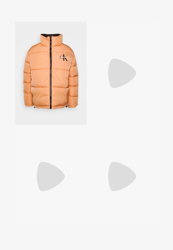 Chaqueta acolchada Calvin Klein en naranja claro, con un alto cuello y cremallera negra. Diseño acolchado con costuras visibles y detalle de logo.; Suéter negro de punto con cuello alto, mangas largas y puños y dobladillo acanalados, que presenta una textura suave y una silueta clásica.; Pantalones cargo negros hechos de un tejido duradero, con cintura elástica, cordones ajustables y bolsillos laterales con solapa.; Zapatilla negra Nike Air Force 1 flotando sobre un borde de hormigón rosa con fondo de piedra gris, mostrando detalles laterales y superiores.