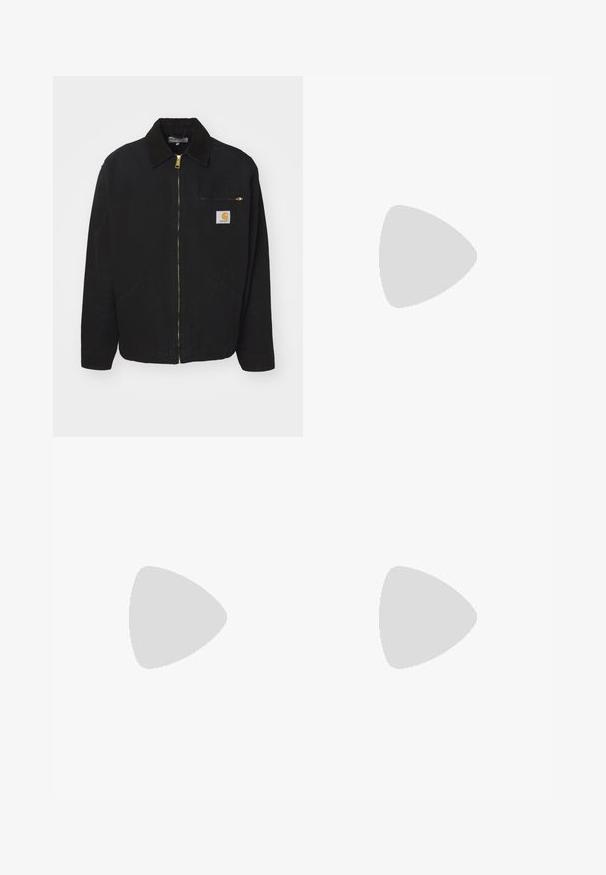Chaqueta de algodón negra con cierre frontal, cuello de pana, dos bolsillos laterales y un bolsillo en el pecho con un parche de logo.; Camisa blanca de manga larga hecha de algodón, con un bolsillo en el pecho que lleva un parche de logo cuadrado. Diseño sencillo con escote redondeado y mangas con puños.; Pantalones de mezclilla negros con un diseño de pierna recta, que presentan acentos de hardware dorado y costuras visibles en los bolsillos delantero y trasero.; Zapatillas Nike Air Max negras con parte superior de cuero texturizado, suela de goma y un sistema de cordones prominente, que muestran un diseño elegante y moderno.