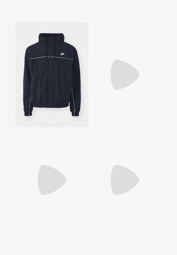 Chaqueta negra con capucha Nike con cremallera completa en la parte frontal, ribete blanco en el pecho y mangas, puños elásticos y bolsillos laterales.; Camiseta de manga corta y cuello redondo de color gris claro con un pequeño logo blanco en la parte superior izquierda del pecho, sobre un fondo blanco.; Pantalones de chándal de algodón grises con cinturilla elástica, cierre de cordón y piernas rectas. Presentan un pequeño logo en la parte superior izquierda.; Zapatilla deportiva Nike con un diseño en negro y plata. Fabricada con material sintético y detalles de malla, cuenta con una suela que brinda soporte y amortiguación de aire visible.