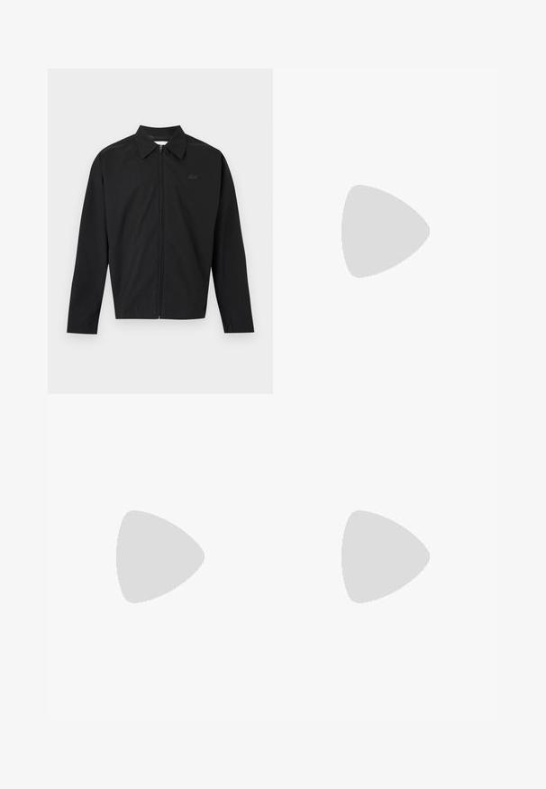 Chaqueta negra con cremallera, cuello, mangas largas y un logo sutil en el pecho izquierdo, mostrada sobre un fondo blanco.; Camisa polo blanca de algodón, con un cuello estándar, mangas cortas y un pequeño logo en azul marino en el lado izquierdo del pecho.; Pantalones beige de pierna recta con trabillas para el cinturón, cierre delantero con botón y cremallera, bolsillos laterales y detalle plisado cerca de la cintura.; Mocasín negro de cuero sin cordones con tacón bajo, detalle de hebilla dorada y nombre de la marca en relieve en el lateral sobre un fondo neutro.