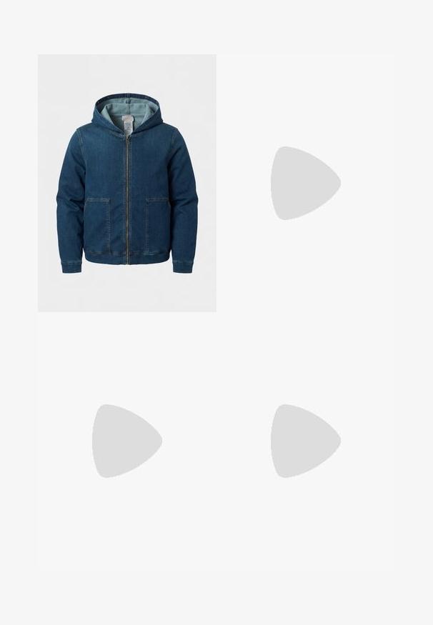 Denimmelblauwe gewatteerde jas met capuchon, ritssluiting aan de voorkant en twee grote voorzakken, afgebeeld tegen een eenvoudige witte achtergrond.; Blauw-witte gestreepte T-shirt met een ronde hals, 3/4 mouwen, gemaakt van lichtgewicht stof. Heeft horizontale strepen en een relaxte pasvorm.; Hoog getailleerde, slimfit jeans in crème kleur met knoop- en ritssluiting aan de voorkant, ceintuurlussen en vijfzakkenontwerp.; Casual sneaker met lichtbeige, zachtroze en donkergroene suède panelen, vetersluiting en een profielzool van gumrubber tegen een effen achtergrond.