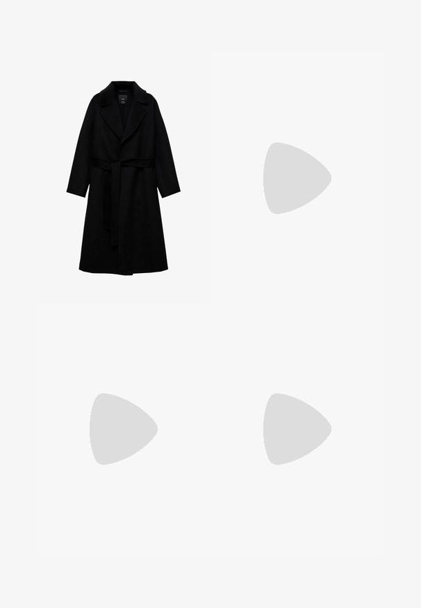 Sort uldblandingsfrakke med notched krave, lange ærmer og et matchende bælte i taljen. Har et minimalistisk design og en glat tekstur.; Lilla, chunky strikket turtleneck sweater med ribbede manchetter og kant, der har en løs pasform og tekstureret stof.; Sorte vide bukser med draperinger, lavet af et glat stof. Har høj talje og et rent, skræddersyet snit.; Sort patentlæder slip-on sko med rund tå og lav, blokhælhælk. Glat overflade, minimalistisk design, ingen synlige udsmykninger.