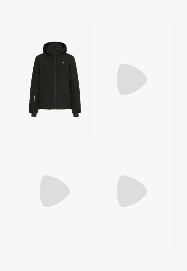 Schwarze gepolsterte Jacke mit Kapuze, ausgestattet mit einem Reißverschluss vorne, Seitentaschen und elastischen Bündchen. Der Stoff hat eine glatte Textur und ist mit "W.P. 10000" gekennzeichnet.; Viertelreißverschluss-Pullover in Creme und Schwarz, weicher Stoff, mit schwarzen Ärmeln und Schultern, weißem Reißverschluss und O'Neill-Logo auf der Vorderseite.; Wasserabweisende, rosa Skihose mit geradem Schnitt, gefaltetem Vorderteil, zwei seitlichen Taschen und schwarzen Akzenten an den Knöcheln.; Schwarze wasserdichte Winterstiefel mit einem oberen Teil aus Wildleder, Fellkragen und Gummisohle. Sie verfügen über eine Schnürsenkeldesign mit sechseckigen Ösen und einem Logo-Patch.