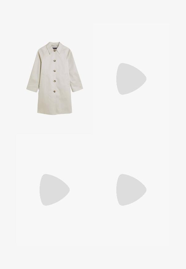 Lichtbeige jas van glad materiaal, met een notch-kraag, knoopsluiting, zijzakken en raglanmouwen.; Witte langemouwen turtle neck shirt van een soepel, rekbaar stof. Heeft een strakke pasvorm en een hoge kraag. Geen zichtbare patronen of accenten.; Hoge blauwe denim jeans met rechte pijpen, voorzien van gestructureerde zwarte zijpanelen en een klassieke knoopsluiting. Glad materiaal met lichte slijtage.; Zwarte enkellaarsjes van glanzend materiaal met een vierkante neus en taps toelopende hak, afgezet tegen een glanzende zilveren gecapitonneerde achtergrond.