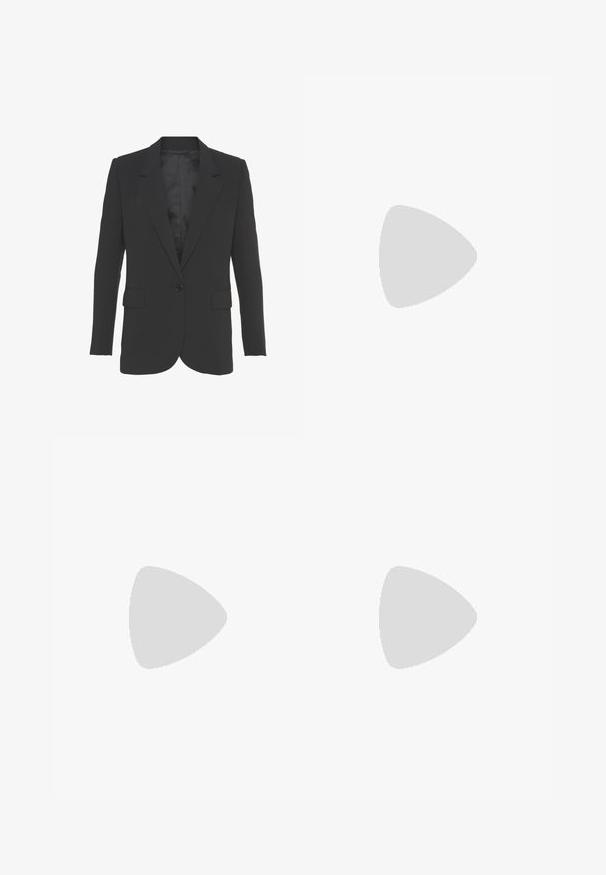 Blazer noir à bouton unique, avec des revers crantés, deux poches avant et une doublure satinée lisse. Coupe ajustée, sans motifs ni textures visibles.; Robe tricotée bordeaux avec un col rond, manches longues et motif en maille torsadée. Coupe ample, avec des poignets et un ourlet côtelés.; Bottine noire en cuir synthétique lisse avec des panneaux latéraux élastiques, bout arrondi et talon bloc. Remarquable par son design minimaliste.; Sac à main en cuir verni noir avec une bandoulière en chaîne, arborant un emblème décoratif en métal en forme d'abeille sur le devant. Forme rectangulaire avec finition brillante.