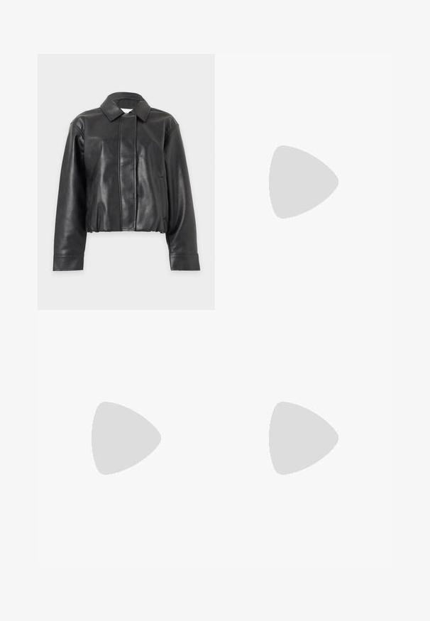 Veste courte noire en cuir synthétique avec manches longues, col pointu, fermeture avant cachée et poches fendues latérales sur fond clair.; Haut noir à manches longues avec un large décolleté bateau, fabriqué en tissu lisse et extensible, présentant une coupe ajustée et un design minimaliste.; Jean en denim bleu clair taille haute avec une légère évasement en bas et des détails délavés sur le devant des cuisses.; Chaussure à talon haut pour femme en cuir verni noir avec bout pointu et talon fin sur fond clair uni.