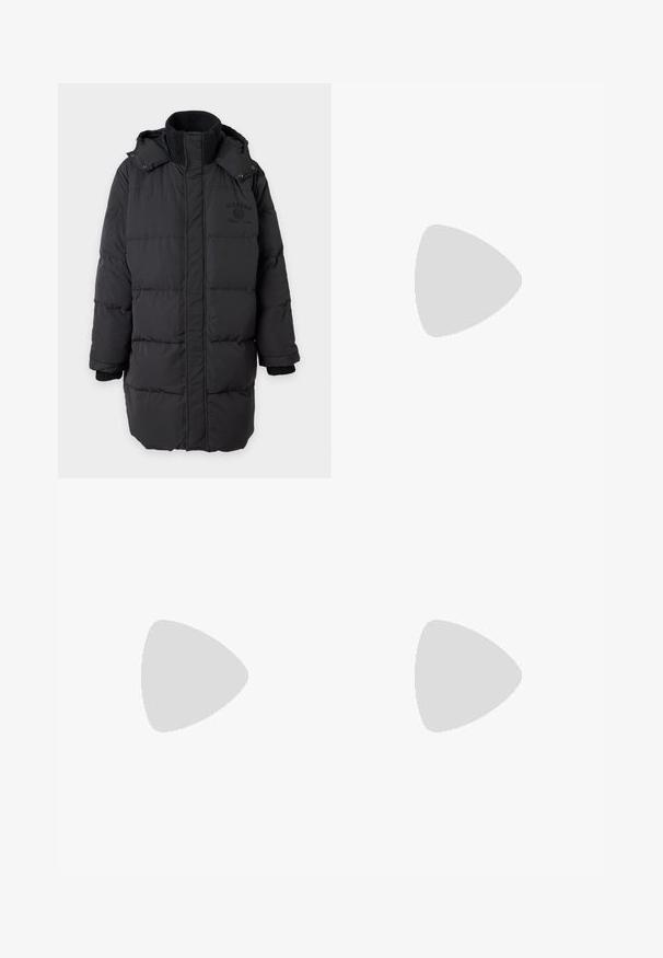 Manteau d'hiver long rembourré noir avec col en maille haute et capuche, présentant un logo discret sur la poitrine et des poignets côtelés.; Sweat-shirt blanc à manches longues, col rond, avec un petit logo noir « Bélier » encadré par des colonnes sur le côté gauche de la poitrine.; Pantalon noir à jambes larges en tissu léger. Dispose d'une ceinture, de deux grandes poches latérales et d'ourlets ajustables avec fermetures à cordon.; Mocassins en cuir noir avec un embout rond, présentant des accents en métal doré et des détails de couture, montés sur une semelle en caoutchouc texturé et basse.