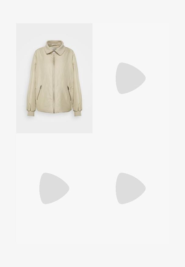 Marc O'Polo JACKET COLLAR AND CUFFS ZIPPER POCKETS - Ľahká bunda - jonesboro cream; Čierne tričko s krátkym rukávom vyrobené z mäkkého materiálu, s okrúhlym výstrihom, priliehavým strihom a čistými švami, bez vzorov alebo grafiky.; Čierne džíny s rovnými nohavicami, prednými vreckami, pútkami na opasok a zapínaním na gombík na jednofarebnom pozadí.; Čierne členkové topánky vyrobené z lesklej kože, s elegantným dizajnom, špicatou špičkou a stredne vysokým blokovým podpätkom pre stabilitu.