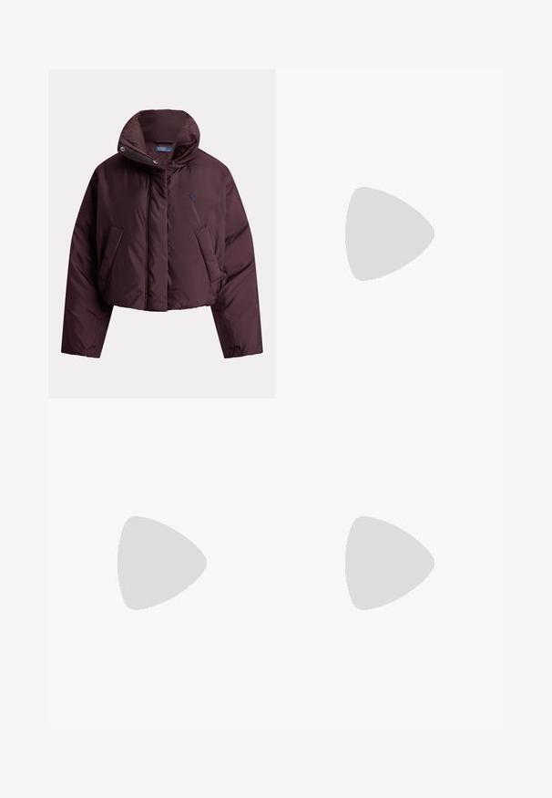 Tmavofialová krátka prešívaná bunda s vysokým golierom, bočnými vreckami, predným zipsom a logom Polo Ralph Lauren na hrudi.; Čierny pletený rolákový sveter s dlhými rukávmi a rebrovanými manžetami, golierom a spodným lemom na bielom pozadí.; Modré džínsy s mid-rise pásom, piatimi vreckami a roztrhnutím na pravom kolene.; Čierny kožený teniska s bielym pásikom, hnedou gumovou podrážkou a logom Polo na boku a päte, pohľad z vonkajšej strany.